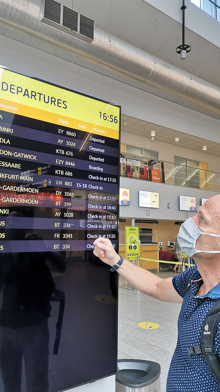 krs-maske-alltag-flughafen-display
