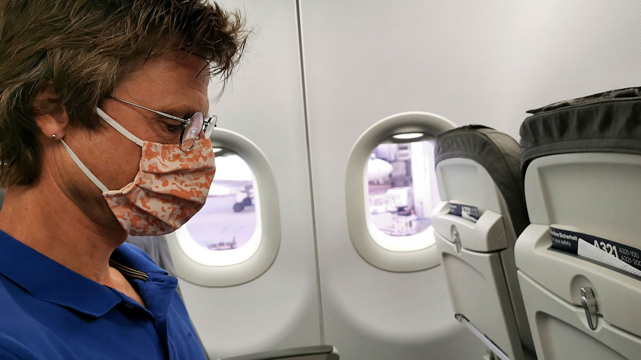 krs-maske-alltag-flughafen-kabine